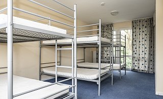 Die Stockbetten mussten nicht erst bestellt werden, sie waren in ausreichender Zahl bei der ZUE in Herford eingelagert. Der Teppich wurde gründlich gereinigt, die Vorhänge wurden – von den Vorbesitzern fein säuberlich zusammengelegt – in Kisten gefunden. Foto: Jörg Dieckmann - Joerg Dieckmann - www.dieckmann-fotodesign.de Die Stockbetten mussten nicht erst bestellt werden, sie waren in ausreichender Zahl bei der ZUE in Herford eingelagert. Der Teppich wurde gründlich gereinigt, die Vorhänge wurden – von den Vorbesitzern fein säuberlich zusammengelegt – in Kisten gefunden. Foto: Jörg Dieckmann - Joerg Dieckmann - www.dieckmann-fotodesign.de