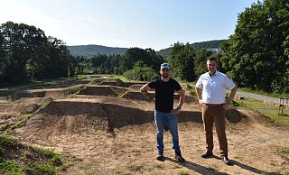 Dennis Fischer (Tiefbauamt, l.) und Michael Scholle (Erster Beigeordneter) stehen auf dem höher gelegenen Starthügel. - Stadt Bad Driburg Dennis Fischer (Tiefbauamt, l.) und Michael Scholle (Erster Beigeordneter) stehen auf dem höher gelegenen Starthügel. - Stadt Bad Driburg