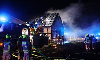Rund 150 Feuerwehrleute aus allen sechs Löschzügen der Stadt Delbrück rückten zu einem Scheunenbrand zwischen Lippling und Schöning aus. - Feuerwehr Rund 150 Feuerwehrleute aus allen sechs Löschzügen der Stadt Delbrück rückten zu einem Scheunenbrand zwischen Lippling und Schöning aus. - Feuerwehr