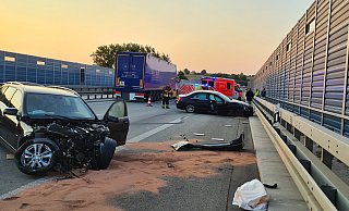 Die beiden beteiligten Mercedes sind nach dem Unfall auf der A33 bei Borchen jeweils ein Totalschaden. - Freiwillige Feuerwehr Borchen Die beiden beteiligten Mercedes sind nach dem Unfall auf der A33 bei Borchen jeweils ein Totalschaden. - Freiwillige Feuerwehr Borchen