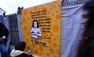 Das Bild von Anne Frank hing im November 2022 am Zaun der Synagoge. Schülerinnen der Gesamtschule Friedenstal und des Elisabeth-von-der-Pfalz erinnerten 2022 mit einer Kunstaktion an die Reichspogromnacht vom 9. November 1938. Beteiligt waren das Kuratorium Erinnern Forschen Gedenken, die Fachstelle Demokratie leben und das Landesprogramm NRWeltoffen. - Björn Kenter Das Bild von Anne Frank hing im November 2022 am Zaun der Synagoge. Schülerinnen der Gesamtschule Friedenstal und des Elisabeth-von-der-Pfalz erinnerten 2022 mit einer Kunstaktion an die Reichspogromnacht vom 9. November 1938. Beteiligt waren das Kuratorium Erinnern Forschen Gedenken, die Fachstelle Demokratie leben und das Landesprogramm NRWeltoffen. - Björn Kenter