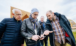 Herausforderung: Die neue Landesgartenschau-App, mit der man im Archäologiepark tief in die Corveyer Geschichte eintauchen kann, war für Android-Smartphones zunächst nicht verfügbar. Und auch am Freitag gab es noch Probleme. - BESIM MAZHIQI Herausforderung: Die neue Landesgartenschau-App, mit der man im Archäologiepark tief in die Corveyer Geschichte eintauchen kann, war für Android-Smartphones zunächst nicht verfügbar. Und auch am Freitag gab es noch Probleme. - BESIM MAZHIQI