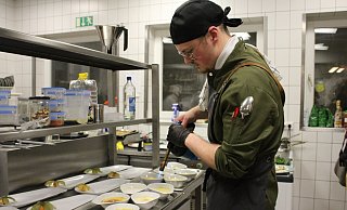 Kochte sich auf den ersten Platz: Justus Kendzorra beim Flambieren einer Crème Brûlée mit Tonkabohne. Abgerundet wird das Dessert mit einer Variation aus Beeren. - Anna-Lena Hinder Kochte sich auf den ersten Platz: Justus Kendzorra beim Flambieren einer Crème Brûlée mit Tonkabohne. Abgerundet wird das Dessert mit einer Variation aus Beeren. - Anna-Lena Hinder