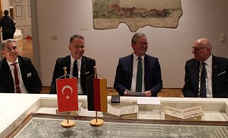 Der stellvertretende Vorsitzende der deutsch-türkischen Gesellschaft, Recep Alpan (v. l.), Beylikdüzüs Bürgermeister Mehmet Murat Calik, Bürgermeister Michael Dreier und der Vorsitzende der Gesellschaft Wolfgang Weigel verstehen sich beim ersten Treffen gut. - Moritz Jülich Der stellvertretende Vorsitzende der deutsch-türkischen Gesellschaft, Recep Alpan (v. l.), Beylikdüzüs Bürgermeister Mehmet Murat Calik, Bürgermeister Michael Dreier und der Vorsitzende der Gesellschaft Wolfgang Weigel verstehen sich beim ersten Treffen gut. - Moritz Jülich