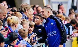 Nach dem Heimsieg gegen Heidenheim erfüllte Florent Muslija Autogrammwünsche. Beim Trainingsauftakt am Sonntag müssen die SCP-Fans dagegen auf den Edeltechniker verzichten. - Besim Mazhiqi Nach dem Heimsieg gegen Heidenheim erfüllte Florent Muslija Autogrammwünsche. Beim Trainingsauftakt am Sonntag müssen die SCP-Fans dagegen auf den Edeltechniker verzichten. - Besim Mazhiqi