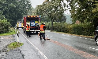 Die Feuerwehr streute das ausgelaufene Öl in Gütersloh ab. - Thorsten Heß Die Feuerwehr streute das ausgelaufene Öl in Gütersloh ab. - Thorsten Heß