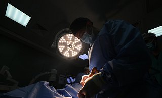 Der Medizinische Dienst schätzt, dass es in einem Prozent der Behandlungsfälle in deutschen Krankenhäusern zu Behandlungsfehlern kommt. - picture alliance Der Medizinische Dienst schätzt, dass es in einem Prozent der Behandlungsfälle in deutschen Krankenhäusern zu Behandlungsfehlern kommt. - picture alliance