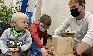 Der achtjährige Jon aus Rinteln schraubt mit Jan Malte Seiffert von der Biologischen Station Ravensberg einen Nistkasten zusammen. Der zweijährige Fynn Luca schaut zu. - Wencke Meckenstock Der achtjährige Jon aus Rinteln schraubt mit Jan Malte Seiffert von der Biologischen Station Ravensberg einen Nistkasten zusammen. Der zweijährige Fynn Luca schaut zu. - Wencke Meckenstock