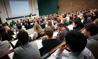 Im Sommersemester sollen die Studierenden zurück in die Hörsäle können. - Oliver Berg (Symbolfoto) Im Sommersemester sollen die Studierenden zurück in die Hörsäle können. - Oliver Berg (Symbolfoto)