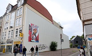 Die Baulücke an der Ecke Bäckerstraße/Waisenhausstraße soll wieder geschlossen werden. Zuletzt war sie Thema, als sich dort ein Geldtransporter im Kiesbett festgefahren hatte. - Frank-Michael Kiel-Steinkamp (Archivbild) Die Baulücke an der Ecke Bäckerstraße/Waisenhausstraße soll wieder geschlossen werden. Zuletzt war sie Thema, als sich dort ein Geldtransporter im Kiesbett festgefahren hatte. - Frank-Michael Kiel-Steinkamp (Archivbild)