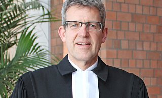 Superintendent Volker Neuhoff wünscht sich, dass Christenmenschen das Geschenk der Liebe in die Welt hineintragen. - EKP Superintendent Volker Neuhoff wünscht sich, dass Christenmenschen das Geschenk der Liebe in die Welt hineintragen. - EKP