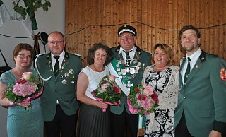 Königspaar mit Hofstaat: Petra und Jürgen Krawinkel (v. l.), das Königspaar Olga und Josef Vogedes sowie Lucia und Georg Ising. - Schützen Königspaar mit Hofstaat: Petra und Jürgen Krawinkel (v. l.), das Königspaar Olga und Josef Vogedes sowie Lucia und Georg Ising. - Schützen