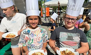 Emilio (l.) und Julius haben sich eine Portion Penne abgeholt und sind begeistert vom Geschmack. - Nicole Sielermann Emilio (l.) und Julius haben sich eine Portion Penne abgeholt und sind begeistert vom Geschmack. - Nicole Sielermann