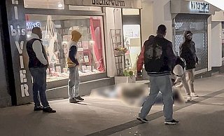 Diese Bilder von der Tat am 3. März haben Polizei und Staatsanwaltschaft im April veröffentlicht. Es zeigt insgesamt sechs Personen, die auf das Opfer einwirken. - Polizei Bielefeld Diese Bilder von der Tat am 3. März haben Polizei und Staatsanwaltschaft im April veröffentlicht. Es zeigt insgesamt sechs Personen, die auf das Opfer einwirken. - Polizei Bielefeld