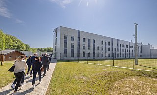 Das Hafthaus 8 der JVA Brackwede wurde aus 131 vorgefertigten Modulen mit insgesamt 229 Räumen zusammengebaut. Die Module wurden komplett mit Sanitäranlagen und Anschlüssen abgeliefert und dann miteinander verbunden. - Oliver Krato Das Hafthaus 8 der JVA Brackwede wurde aus 131 vorgefertigten Modulen mit insgesamt 229 Räumen zusammengebaut. Die Module wurden komplett mit Sanitäranlagen und Anschlüssen abgeliefert und dann miteinander verbunden. - Oliver Krato