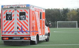 Marlon Neesen musste nach einem Zusammenprall mit einer stark blutenden Wunde abtransportiert werden. - Dennis Bleck Marlon Neesen musste nach einem Zusammenprall mit einer stark blutenden Wunde abtransportiert werden. - Dennis Bleck
