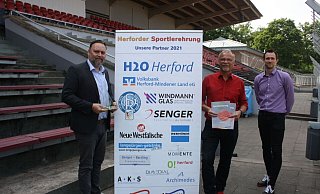 Vor der Tribüne des Ludwig-Jahn-Stadions: Herfords Sozialdezernent Patrick Puls (v. l.) sowie vom Stadtsportverband der Vorsitzende Jürgen Berger und Geschäftsführer Julian Schütz freuen sich, dass die Sportlerehrung für 2020 nun doch noch stattfinden kann. - Thomas Vogelsang Vor der Tribüne des Ludwig-Jahn-Stadions: Herfords Sozialdezernent Patrick Puls (v. l.) sowie vom Stadtsportverband der Vorsitzende Jürgen Berger und Geschäftsführer Julian Schütz freuen sich, dass die Sportlerehrung für 2020 nun doch noch stattfinden kann. - Thomas Vogelsang