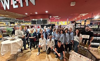 Das Edeka-Team an der Goebenstraße verabschiedet den langjährigen Marktleiter Falk Langhof (vorne Mitte) und begrüßt seinen Nachfolger Dirk Finke. - Edeka Center Wehrmann Das Edeka-Team an der Goebenstraße verabschiedet den langjährigen Marktleiter Falk Langhof (vorne Mitte) und begrüßt seinen Nachfolger Dirk Finke. - Edeka Center Wehrmann