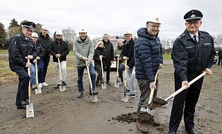 Das Foto zeigt auf der Baustelle des künftigen Feuerwehrgerätehauses Feuerwehrchef Martin Wanders, Bürgermeister Michael Esken und den designierten Löschzugführer Dirk Späte (vorne, v. l.) und mittendrin mit der hellen Jacke Architekt Martin Wypior. - Roland Thöring Das Foto zeigt auf der Baustelle des künftigen Feuerwehrgerätehauses Feuerwehrchef Martin Wanders, Bürgermeister Michael Esken und den designierten Löschzugführer Dirk Späte (vorne, v. l.) und mittendrin mit der hellen Jacke Architekt Martin Wypior. - Roland Thöring