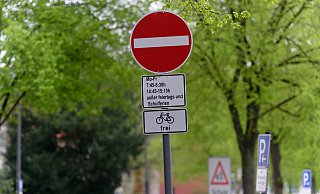 Ein Schild weist auf eine Sperrung einer Straße während der Bring- und Abholzeit einer in der Straße gelegenen Grundschule für den Autoverkehr hin. - Henning Kaiser, dpa Ein Schild weist auf eine Sperrung einer Straße während der Bring- und Abholzeit einer in der Straße gelegenen Grundschule für den Autoverkehr hin. - Henning Kaiser, dpa
