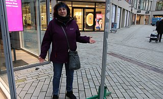 Maria Wosnitza steht vor dem Weihnachtsbaumständer. Der Weihnachtsbaum samt liebevoll gestaltetem Schmuck ist spurlos verschwunden. - Claus Frickemeier Maria Wosnitza steht vor dem Weihnachtsbaumständer. Der Weihnachtsbaum samt liebevoll gestaltetem Schmuck ist spurlos verschwunden. - Claus Frickemeier