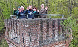 Stephan Berg (Redaktion Monatsheft; v. l.), Dieter Siebeck (stellvertretender Vorsitzender), Norbert Drews (Vorsitzender), Ulrike Krekeler (Schatzmeisterin) und Bernd Ruban (Schriftführer) genießen die schöne Aussicht vom Turm. - Thomas Kube Stephan Berg (Redaktion Monatsheft; v. l.), Dieter Siebeck (stellvertretender Vorsitzender), Norbert Drews (Vorsitzender), Ulrike Krekeler (Schatzmeisterin) und Bernd Ruban (Schriftführer) genießen die schöne Aussicht vom Turm. - Thomas Kube