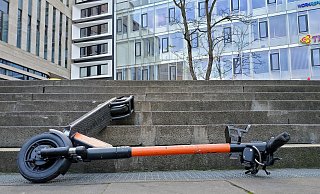 Ein Jugendlicher zog sich in Lübbecke bei einem Sturz mit einem E-Scooter leichte Verletzungen zu. Eine Pedelec-Fahrerin wurde schwer verletzt. - Pixabay (Symbolfoto) Ein Jugendlicher zog sich in Lübbecke bei einem Sturz mit einem E-Scooter leichte Verletzungen zu. Eine Pedelec-Fahrerin wurde schwer verletzt. - Pixabay (Symbolfoto)