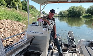 Fährmann Wolfgang Borchhardt ist froh, dass der Ladevorgang nun an der Anlegestelle vorgenommen werden kann. - Michaela Bast Fährmann Wolfgang Borchhardt ist froh, dass der Ladevorgang nun an der Anlegestelle vorgenommen werden kann. - Michaela Bast