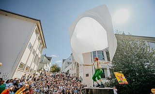 Straßenkünstler Christoph Engels hat eine riesige Windmaschine mitgebracht. - BESIM MAZHIQI Straßenkünstler Christoph Engels hat eine riesige Windmaschine mitgebracht. - BESIM MAZHIQI