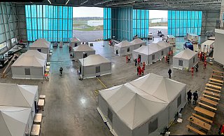 Geübt wurde für die angenommene Hochwasserlage im großen Hangar des Flughafens. - Flughafen Paderborn/Lippstadt Geübt wurde für die angenommene Hochwasserlage im großen Hangar des Flughafens. - Flughafen Paderborn/Lippstadt