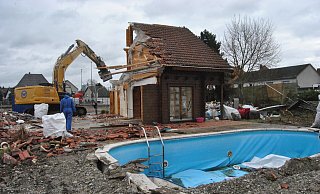 Die Wirtsleute Bordihn hatten direkt hinter dem "Spexarder Krug" ihr Holz-Wohnhaus. Obwohl bestens erhalten, wurde es am Montag abgerissen. - Ludger Osterkamp Die Wirtsleute Bordihn hatten direkt hinter dem "Spexarder Krug" ihr Holz-Wohnhaus. Obwohl bestens erhalten, wurde es am Montag abgerissen. - Ludger Osterkamp