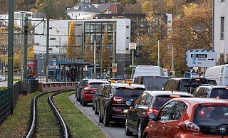Wegen des Umbaus am Adenauerplatz bilden sich auf der Kreuzstraße im Herzen Bielefelds jetzt lange Staus. - Oliver Krato Wegen des Umbaus am Adenauerplatz bilden sich auf der Kreuzstraße im Herzen Bielefelds jetzt lange Staus. - Oliver Krato