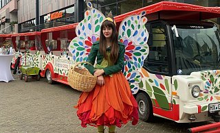 Elfe Holli vor der Bimmelbahn. - Landesgartenschau Elfe Holli vor der Bimmelbahn. - Landesgartenschau