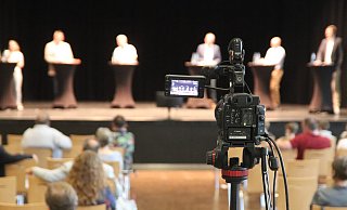 Die Verler Agentur „Chapeau“ zeichnet den Abend auf. Auf der Bühne begrüßt Moderator Mario Lüke Bundestagskandidaten des Wahlkreises 136. - Sigurd Gringel Die Verler Agentur „Chapeau“ zeichnet den Abend auf. Auf der Bühne begrüßt Moderator Mario Lüke Bundestagskandidaten des Wahlkreises 136. - Sigurd Gringel