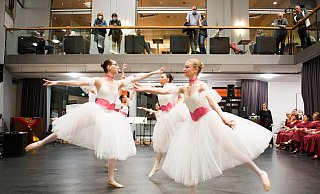 Der Abend mit Tanz und Musik im Elsbach-Haus ist seit Jahren ein Publikumsmagnet bei der Kulturnacht. Hier verzaubern Schülerinnen der Balletschule Witte das Publikum mit klassischem Ballett. - Ralf Bittner Der Abend mit Tanz und Musik im Elsbach-Haus ist seit Jahren ein Publikumsmagnet bei der Kulturnacht. Hier verzaubern Schülerinnen der Balletschule Witte das Publikum mit klassischem Ballett. - Ralf Bittner