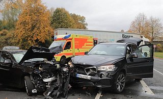 Beide Fahrzeuge wurden schwer beschädigt und mussten abgeschleppt werden. - Polizei Höxter Beide Fahrzeuge wurden schwer beschädigt und mussten abgeschleppt werden. - Polizei Höxter