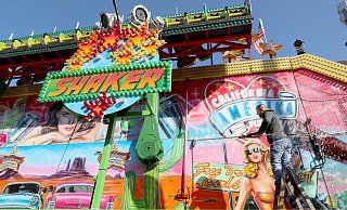 Das Fahrgeschäft "Shaker" wird auf Hochglanz gemacht. Es glänzt im Stil eines Amerika der 60er Jahre. - Frank-Michael Kiel-Steinkamp Das Fahrgeschäft "Shaker" wird auf Hochglanz gemacht. Es glänzt im Stil eines Amerika der 60er Jahre. - Frank-Michael Kiel-Steinkamp