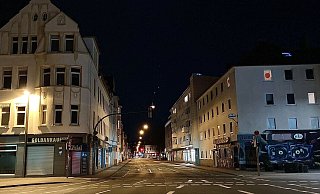 Die Fußgängerin war nachts an der August-Bebel-Straße unterwegs, bis ihr plötzlich der Unbekannte entgegenkam. - Symbolfoto: Jens Reichenbach Die Fußgängerin war nachts an der August-Bebel-Straße unterwegs, bis ihr plötzlich der Unbekannte entgegenkam. - Symbolfoto: Jens Reichenbach