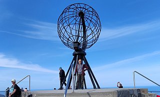 Jürgen Jung steht vor der Globus-Skulptur am Nordkap. - Privat Jürgen Jung steht vor der Globus-Skulptur am Nordkap. - Privat