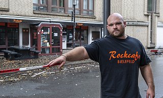 Niklas Meyer vom Rockcafe hofft, dass das Flatterband und der Schutt bald Geschichte sind – endlich lief es jetzt wieder gut. Foto: J. Dieckmann - Joerg Dieckmann - www.dieckmann-fotodesign.de Niklas Meyer vom Rockcafe hofft, dass das Flatterband und der Schutt bald Geschichte sind – endlich lief es jetzt wieder gut. Foto: J. Dieckmann - Joerg Dieckmann - www.dieckmann-fotodesign.de