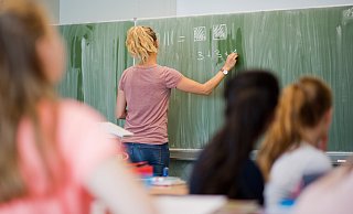 In der aktuellen Situation müsse man doch über jede Lehrerin froh sein, die unterrichtet, sagen Eltern. - Julian Stratenschulte In der aktuellen Situation müsse man doch über jede Lehrerin froh sein, die unterrichtet, sagen Eltern. - Julian Stratenschulte