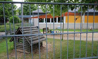 Der Zaun ist 1,60 Meter hoch. - Sylvia Tetmeyer Der Zaun ist 1,60 Meter hoch. - Sylvia Tetmeyer