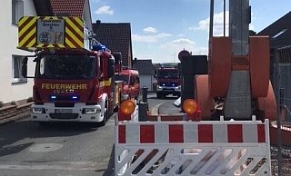Feuerwehr und Rettungsdienst sind auf der Unfallstelle in Borchen-Alfen im Einsatz. - Feuerwehr Feuerwehr und Rettungsdienst sind auf der Unfallstelle in Borchen-Alfen im Einsatz. - Feuerwehr