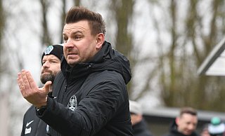 Lukas Dorn, Trainer des TuS Lohe, hat allen Grund, mit der Leistung seiner Mannschaft zufrieden zu sein - auch wenn es auf diesem Bild etwas anders aussieht. - Jürgen Krüger (Archiv) Lukas Dorn, Trainer des TuS Lohe, hat allen Grund, mit der Leistung seiner Mannschaft zufrieden zu sein - auch wenn es auf diesem Bild etwas anders aussieht. - Jürgen Krüger (Archiv)