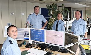 Dirk Kaufmann (v. l.), Sebastian Müller, Corinna Föckel und Alfred Menzel sorgen in der Leitstelle mit ihren Kollegen der Kreispolizeibehörde Höxter auch an den Feiertagen für Sicherheit der Menschen im Kreis Höxter. - Polizei Dirk Kaufmann (v. l.), Sebastian Müller, Corinna Föckel und Alfred Menzel sorgen in der Leitstelle mit ihren Kollegen der Kreispolizeibehörde Höxter auch an den Feiertagen für Sicherheit der Menschen im Kreis Höxter. - Polizei