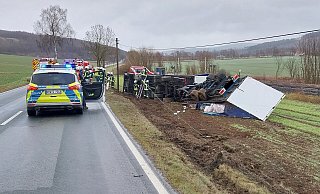 Vermutlich erfasst eine Sturmböe den Lkw. - Feuerwehr Marsberg Vermutlich erfasst eine Sturmböe den Lkw. - Feuerwehr Marsberg