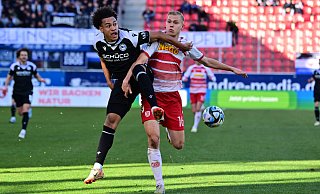 Die sportliche Zukunft von Thaddäus Momuluh (l.) ist ungewiss. Arminia Bielefeld hat weiter starkes Interesse an dem 22-Jährigen. - IMAGO/Zink Die sportliche Zukunft von Thaddäus Momuluh (l.) ist ungewiss. Arminia Bielefeld hat weiter starkes Interesse an dem 22-Jährigen. - IMAGO/Zink
