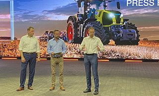 Claas-Chef Jan-Hendrik Mohr (links) bei der Präsentation der neuen Fahrzeugflotte von Claas im Juli im Kreis Gütersloh. - Burkhard Hoeltzenbein Claas-Chef Jan-Hendrik Mohr (links) bei der Präsentation der neuen Fahrzeugflotte von Claas im Juli im Kreis Gütersloh. - Burkhard Hoeltzenbein