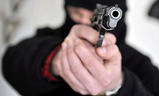 Der Tatverdächtige, der den Vorfall abstritt, händigte den Beamten insgesamt drei Schreckschusswaffen aus. - Dpa Der Tatverdächtige, der den Vorfall abstritt, händigte den Beamten insgesamt drei Schreckschusswaffen aus. - Dpa