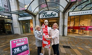 Die Mitarbeiterinnen Susanne Steggemann (l.) und Marina Borberg stehen vor dem Geschäft in der Niedernstraße. Auch Schaufensterpuppen werden beim Räumungsverkauf veräußert. - Andreas Zobe Die Mitarbeiterinnen Susanne Steggemann (l.) und Marina Borberg stehen vor dem Geschäft in der Niedernstraße. Auch Schaufensterpuppen werden beim Räumungsverkauf veräußert. - Andreas Zobe